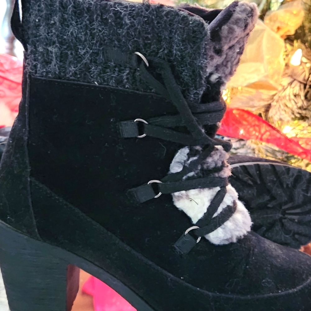 -Womens black mukluks boots,new In Excellant Conditon.These Ard Very Comfortable